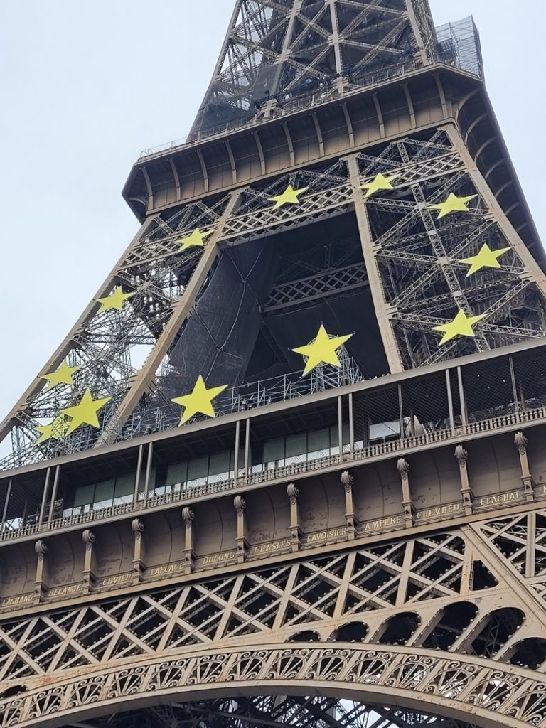 Tour Eiffel- 12 étoiles en l'honneur de l'union européenne