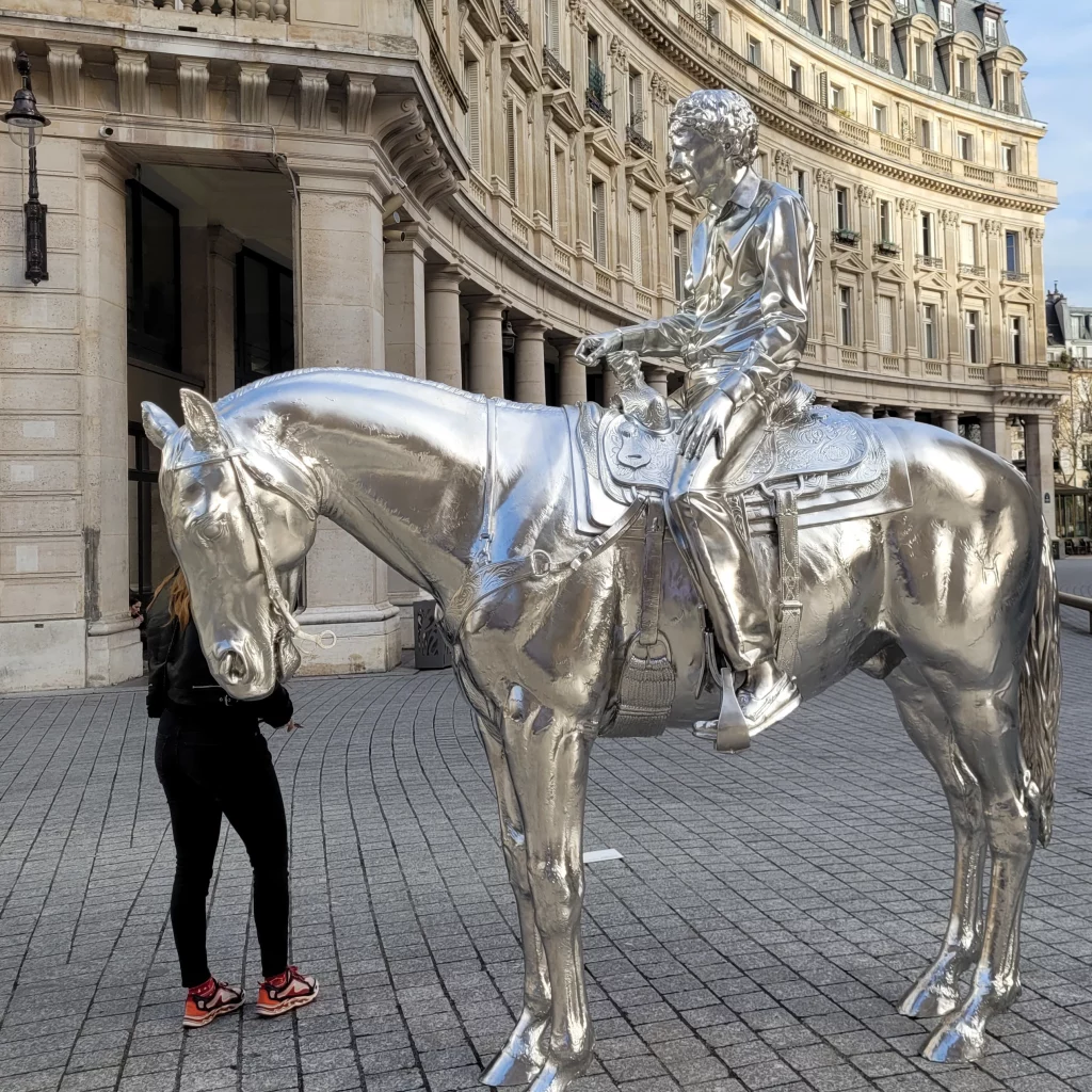 Le cavalier solitare devant la Bourse du Commerce - Sculpture de Charles Ray 