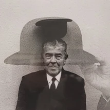 Jeu de Paume - beauté fragile- Photo IDuane Michals- Magritte au chapeau 
photo de la photo Backinparis