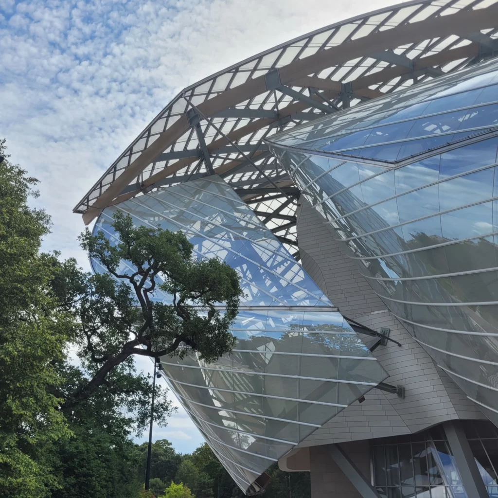 Fondation Louis Vuitton- Reflet sur construction - Photo BackinParis