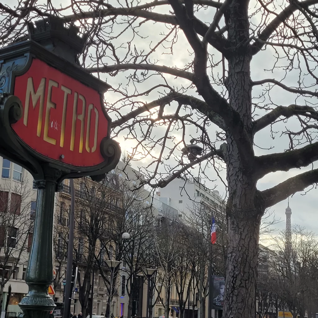 Paris Champs Elysee - Metro Parisien - en fond la tour Eiffel - Photo backinParis