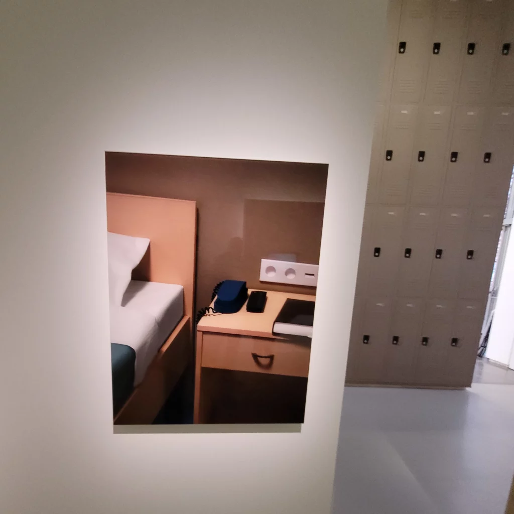Jeu de Paume - Paris - Exposition Thomas Demand - Refuge - l'artiste repense la chambre d'hotel de Snowden, lanceur d'alerte- Photo Back in Paris 