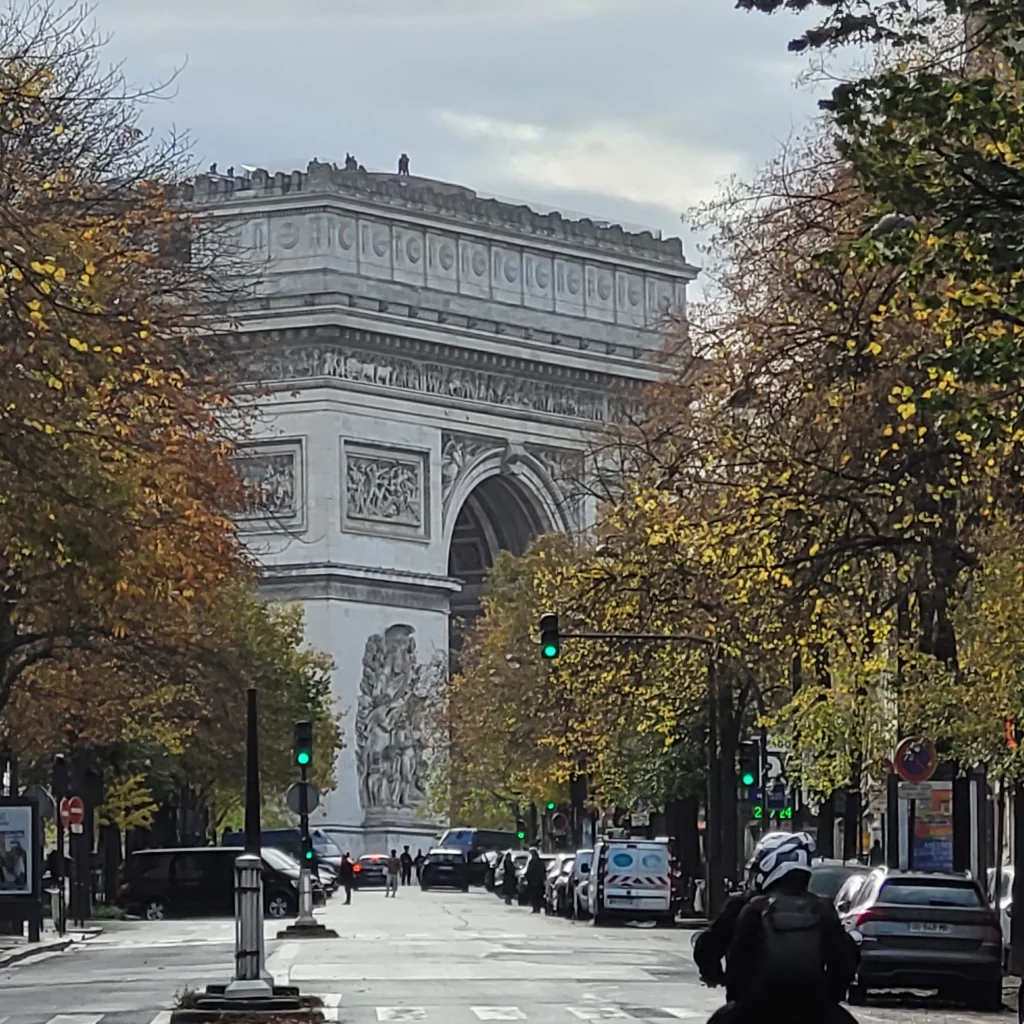 l'Arc de Triomphe 
Photo : back in Paris 2023