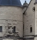 Les tours jumelles de la Conciergerie.
Ile de la cité, Paris. Comme un coquard sur l'oeil de la tour;
Photo backinParis.