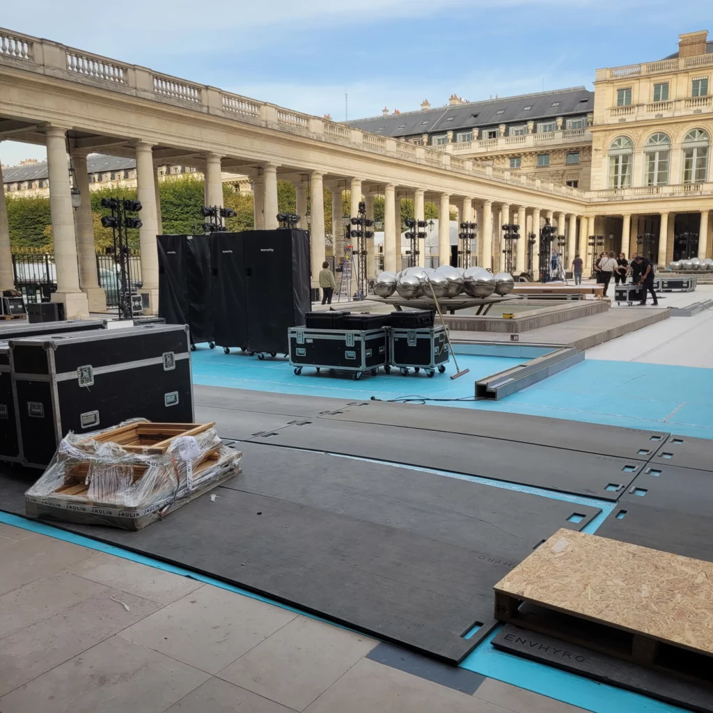 preparatif fashion week le 24 septembre 26 au Jardin du Palais Royal .
photo BachinParis
