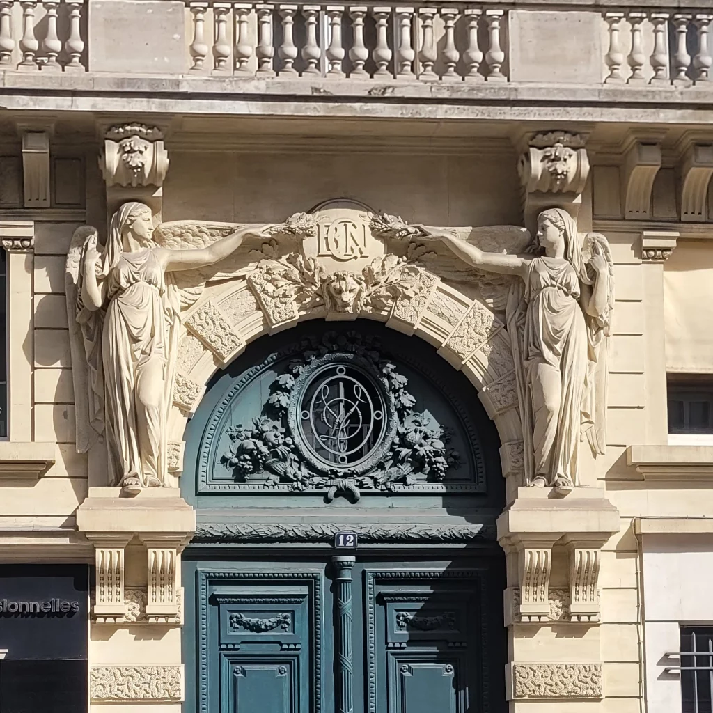 Porche avec cariatides- Rue du Quatre-septembre- Paris.
Photo: BackinPARIS.