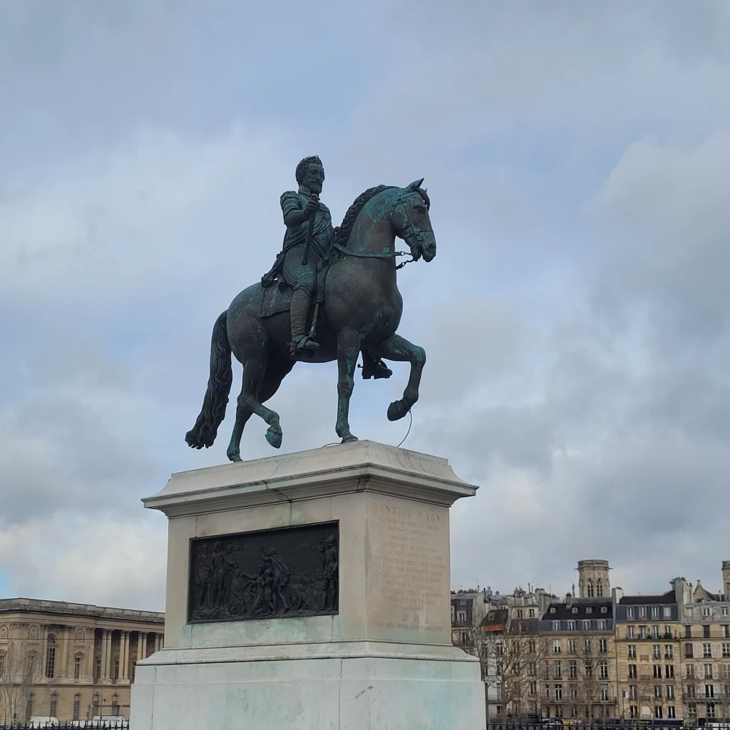 Statue de Henri IV , Roi de France - Pont Neuf- Insolite-Photo BackinParis 