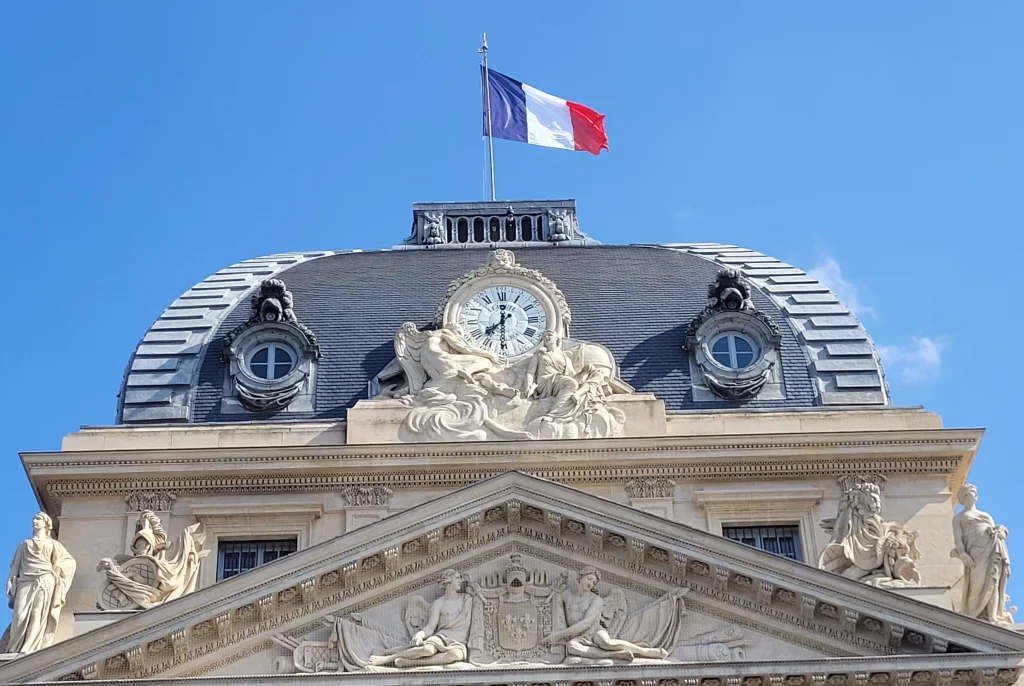Horloge sur Monument Parisien 7 eme arrondissement 