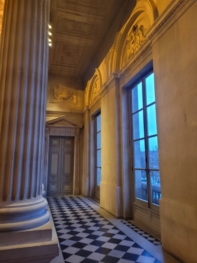 Hotel de la Monnaie - Couloir et colonnes. Photo backinParis