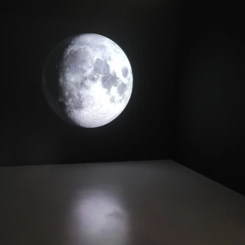 The moon "ça:" :exposition Victor Burgin au Jeu de Paume.
Photo BackinParis