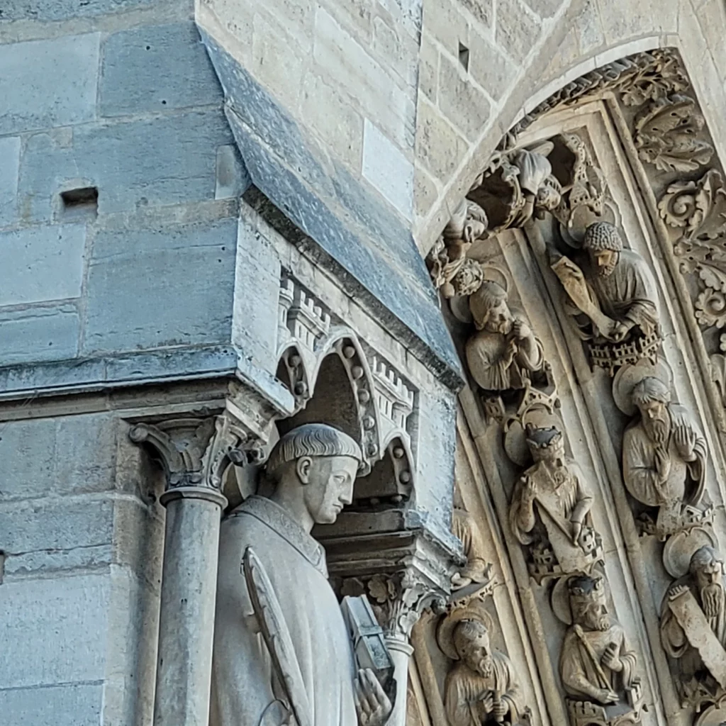 Notre Dame de Paris. Détail du porche
photo Back in Paris 