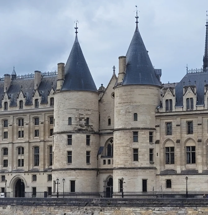 Les tours jumelles de la Conciergerie.
Ile de la cité, Paris.
photo backinParis.