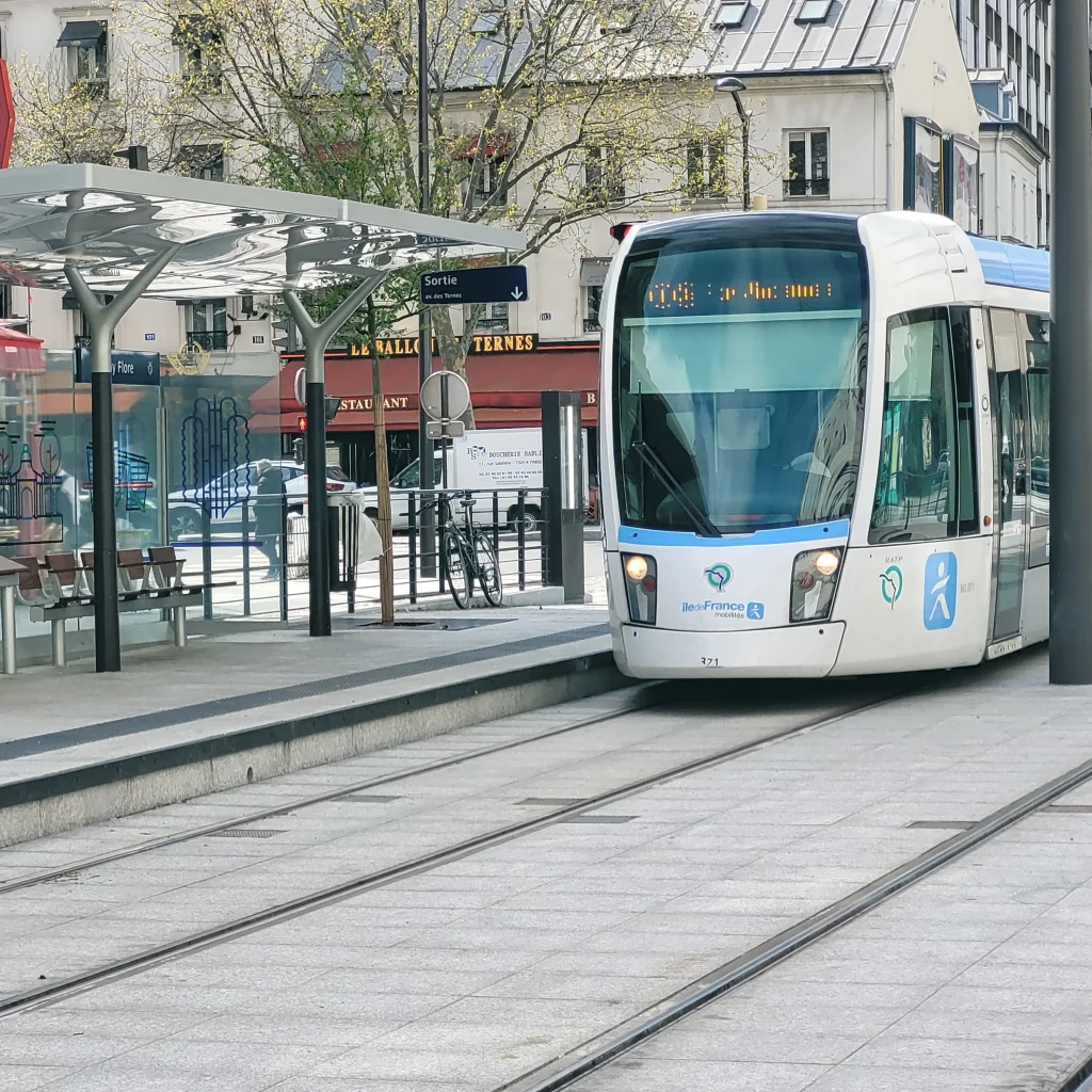 le tram 3b arrive Porte Maillot