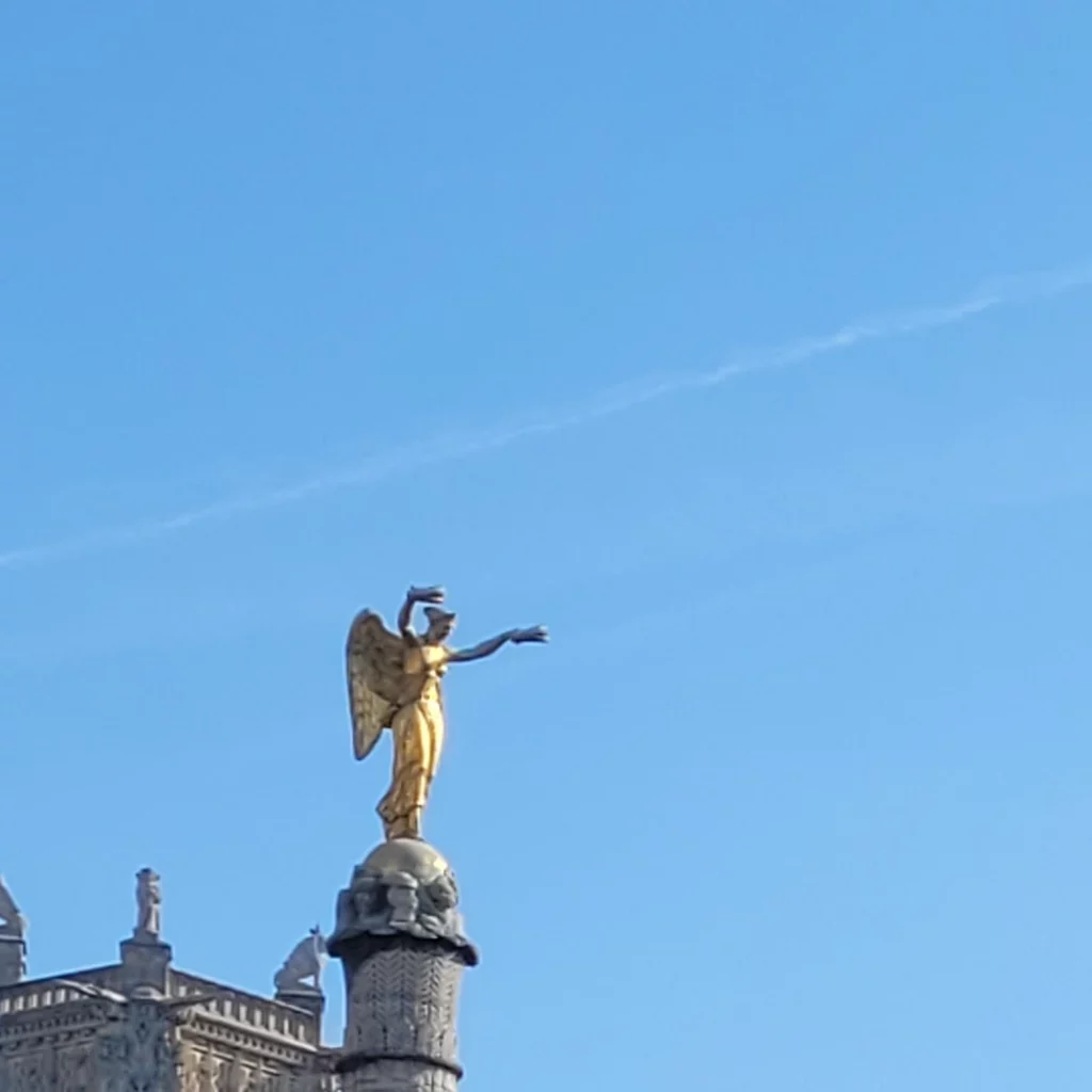 Gros plan sur la statue de la Victoire en haut de la fontaine du palmier sur la Place du Chatelet